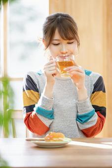 ティータイム 女性,人物,ティータイムの写真素材