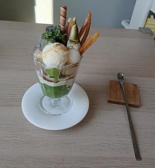 バニラアイスと抹茶づくしのパフェ バニラアイスと抹茶づくしのパフェ パフェ,抹茶,黒ごまの写真素材