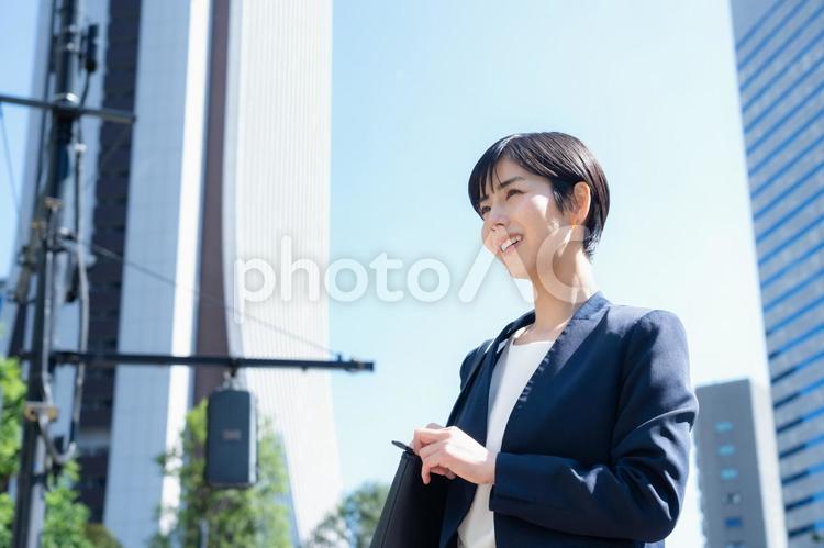 オフィス街で働く若いビジネスウーマン ビジネス,女性,ビジネスウーマンの写真素材