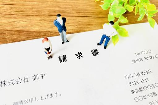 請求書を作成するビジネスマン 請求書を作成するビジネスマンの写真