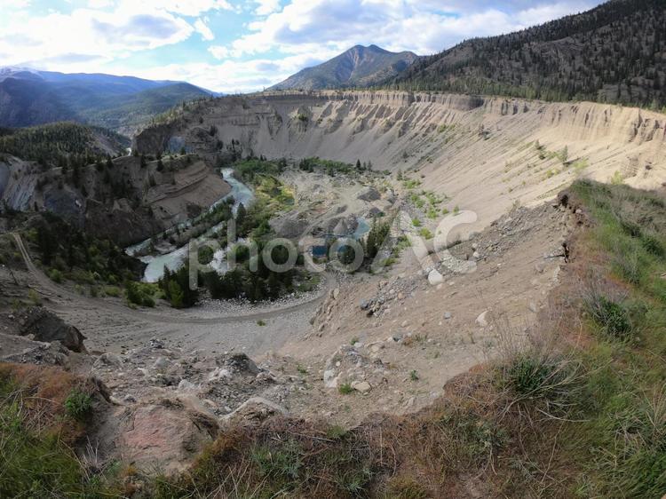山の窪みと川　大自然 山,大自然,川の写真素材
