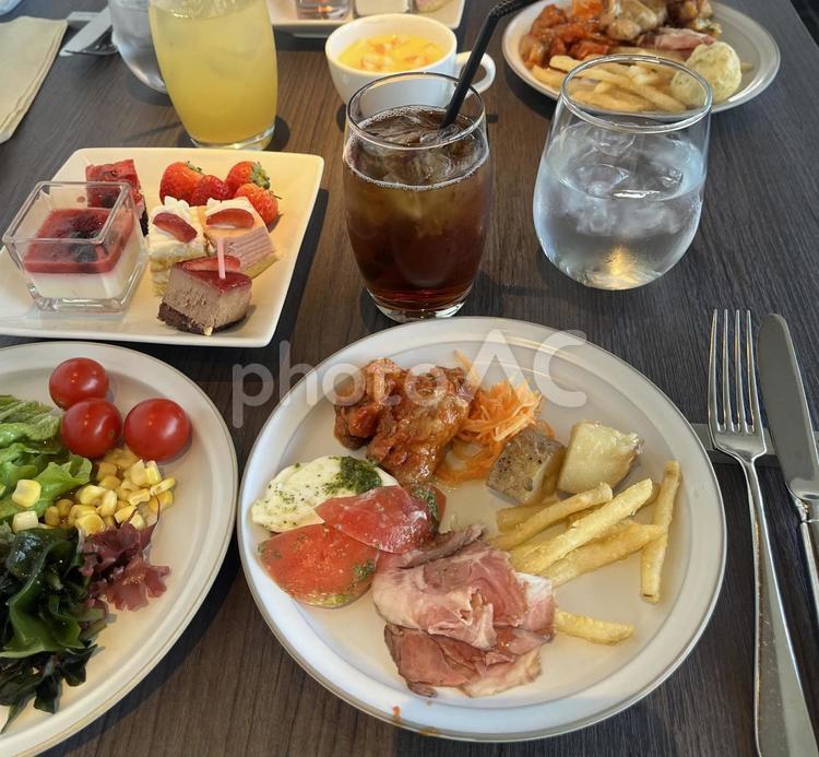 ビュッフェスタイルのランチとスイーツ ビュッフェ,バイキング,ランチの写真素材