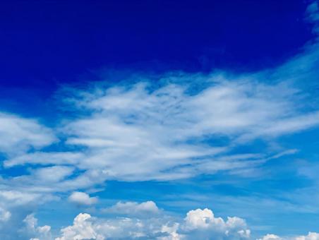ざわめき始める雲 青空,青,空の写真素材