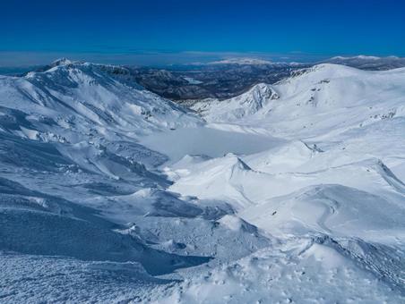 完全に雪に覆われた沼ノ平火口 完全に雪に覆われた沼ノ平火口の写真
