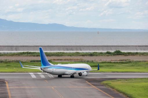 夏風が吹き抜ける滑走路 夏風が吹き抜ける滑走路 飛行機,航空機,旅客機の写真素材