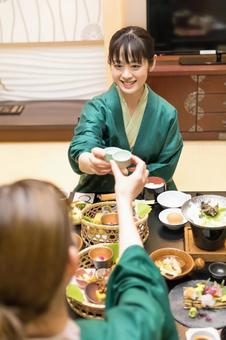 旅行 夕飯 旅館 旅行 夕飯 旅館 女性,日本人,夕食の写真素材