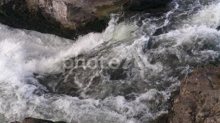 岩場の河川の水の流れ 岩場,水の流れ,水流の写真素材