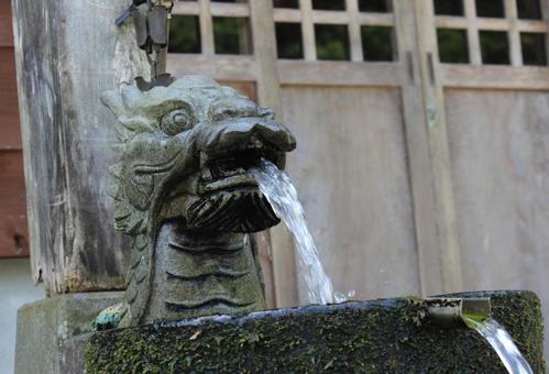 竜神と湧き水 竜神と湧き水の写真