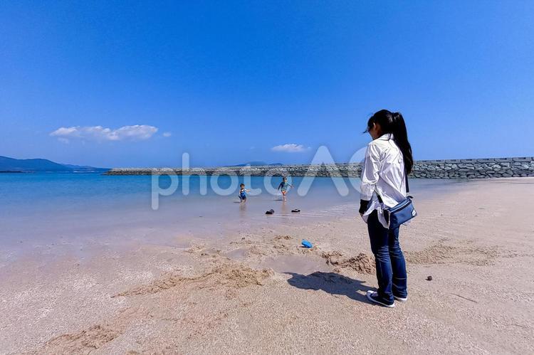 ※＜素材＞夏の海で子供が遊ぶ姿を見守る母 女性,人物,夏休みの写真素材