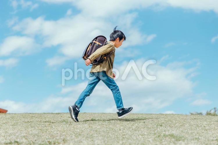 公園で走る小学生 小学生,子供,子どもの写真素材