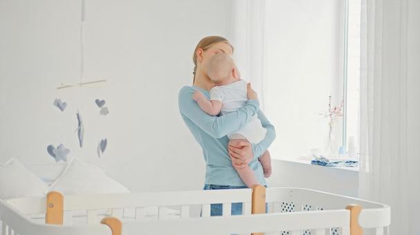 窓際で抱っこされる赤ちゃんの後ろ姿 窓際で抱っこされる赤ちゃんの後ろ姿 親子,抱っこ,赤ちゃんの写真素材