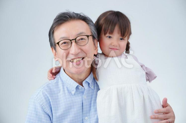嬉しそうに孫を抱っこする男性 孫,抱っこ,おじいちゃんの写真素材