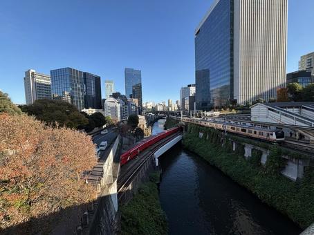 電車がクロス 御茶ノ水,川,電車の写真素材