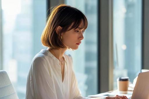 オフィスでPC作業する女性の写真