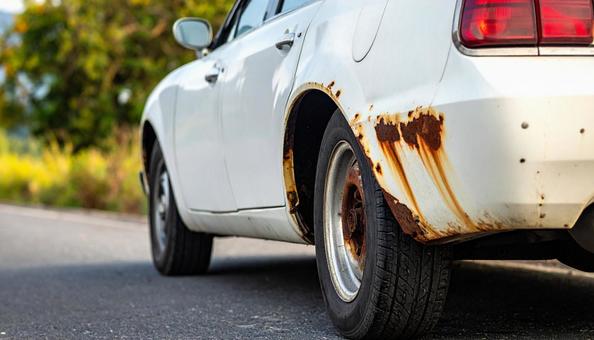 塗装が剝がれ錆が出ている古い車 塗装が剝がれ錆が出ている古い車の写真