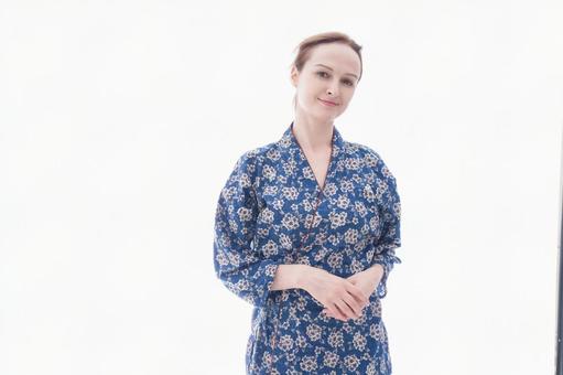 着物を着た外国人の若い女性 着物を着た外国人の若い女性 アメリカンスクール,ワーホリ,英会話の写真素材
