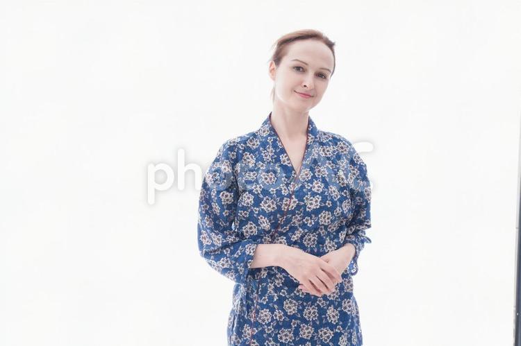 着物を着た外国人の若い女性 アメリカンスクール,ワーホリ,英会話の写真素材