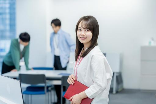 オフィスで働くビジネスウーマン ビジネスウーマン,若い女性,笑顔の写真素材