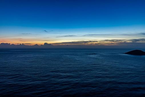 ウェザーステーション展望台から望む夕景 ウェザーステーション展望台から望む夕景 父島,小笠原諸島,ウェザーステーションの写真素材