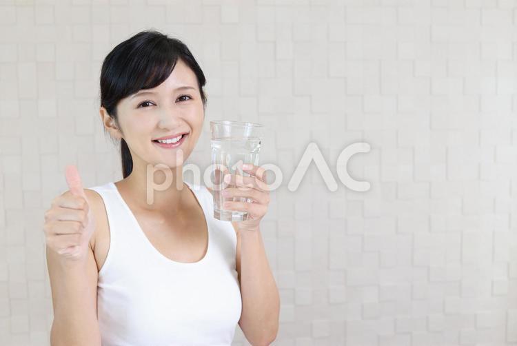 水分補給をする女性 女性,水,飲み物の写真素材