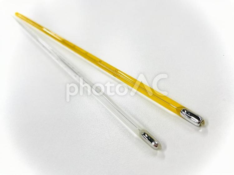 水銀温度計(白・黄) 01 水銀温度計,棒状温度計,精密温度計の写真素材