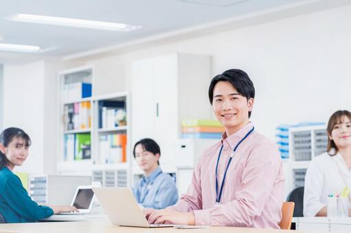 オフィスで働くビジネスマン。 ビジネス,人物,日本人の写真素材