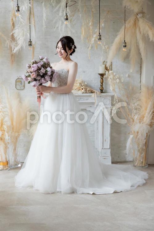 ブーケを持つ花嫁（縦位置・全身） 花嫁,女性,結婚の写真素材
