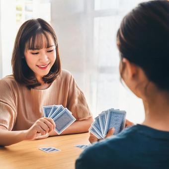 友人とトランプゲームする女性_2 友人とトランプゲームする女性_2の写真