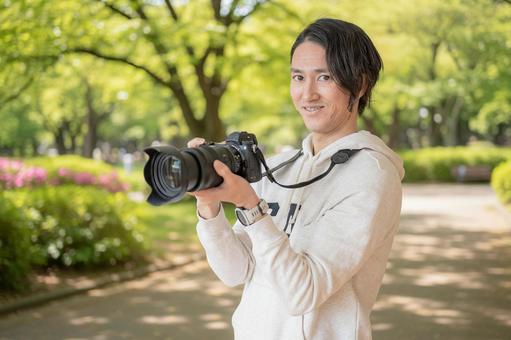カメラを持った男性 カメラを持った男性 男性,カメラマン,フォトグラファーの写真素材