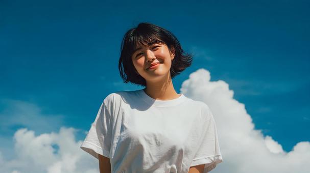 白いTシャツの明るい笑顔 白いTシャツの明るい笑顔の写真