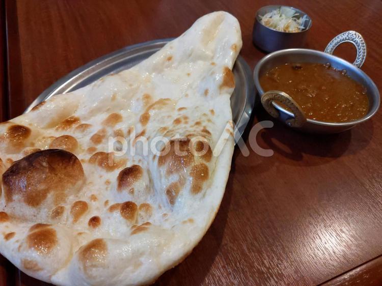 ナンとカレー　本格カレー 何人もありません,フード,パンの写真素材