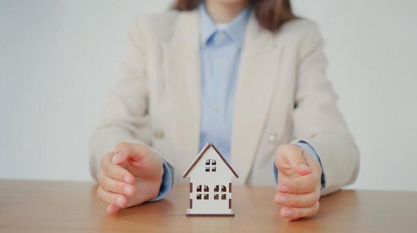 家を両手で包む手元 保険業,事務職,接客業の写真素材