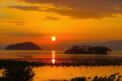 琵琶湖 竹生島 夜明け 金色の景色 琵琶湖 竹生島 夜明け 金色の景色 琵琶湖,竹生島,夜明けの写真素材