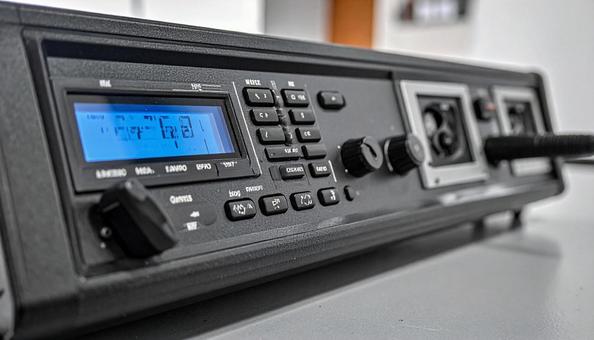 高周波アマチュア無線トランシーバーの写真