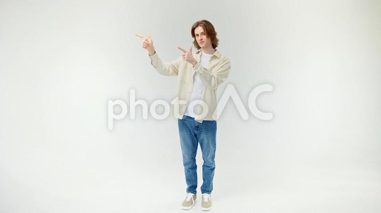両手で指差す長髪男性 男性,指差し,ジェスチャーの写真素材