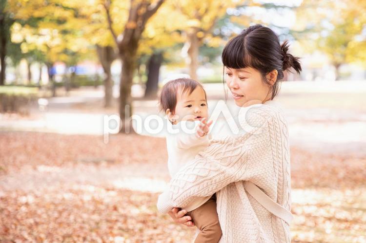 赤ちゃんを抱っこするママ 赤ちゃん,ママ,親子の写真素材