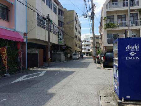 沖縄の若狭中通りを曲がった路地、生活道路 沖縄の若狭中通りを曲がった路地、生活道路 沖縄,日常,生活の写真素材