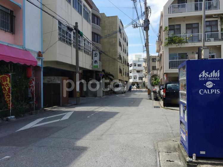 沖縄の若狭中通りを曲がった路地、生活道路 沖縄,日常,生活の写真素材