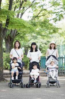 ママ友 母親 育児 ママ友 母親 育児 ママ友,公園,ベビーカーの写真素材