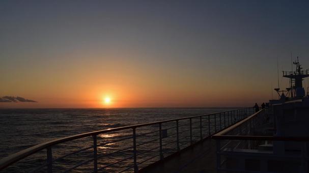 洋上を進む船のデッキと夕焼け 夕日,夕焼け,サンセットの写真素材