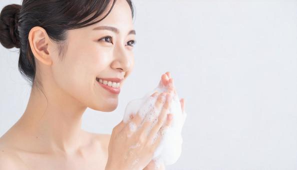 泡を泡立てる女性 泡を泡立てる女性の写真
