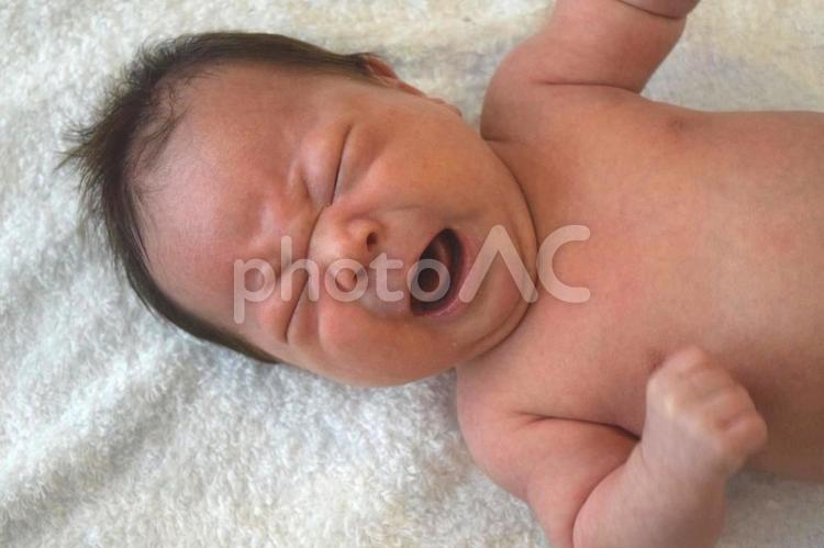 泣く生後1ヶ月の赤ちゃん 赤ちゃん,乳児,男児の写真素材