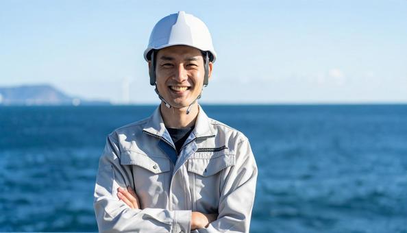 海上で働く笑顔の若い日本人男性作業員写真 海上で働く笑顔の若い日本人男性作業員写真の写真