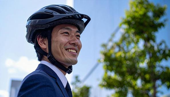 自転車用ヘルメットをかぶるビジネスマン 自転車用ヘルメットをかぶるビジネスマンの写真