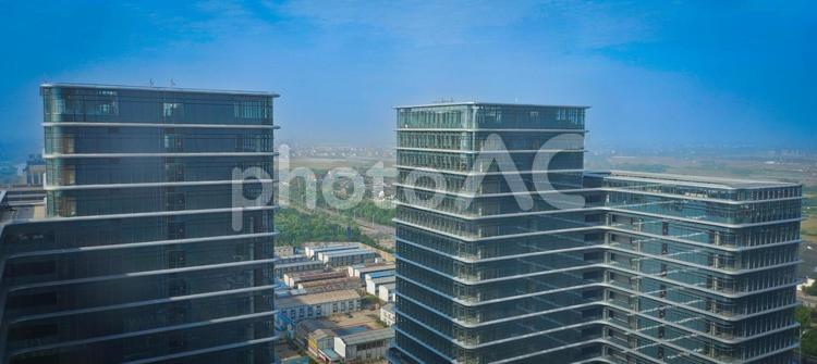 近代的なオフィスビル群と郊外の眺望 高層ビル,オフィス街,都市風景の写真素材