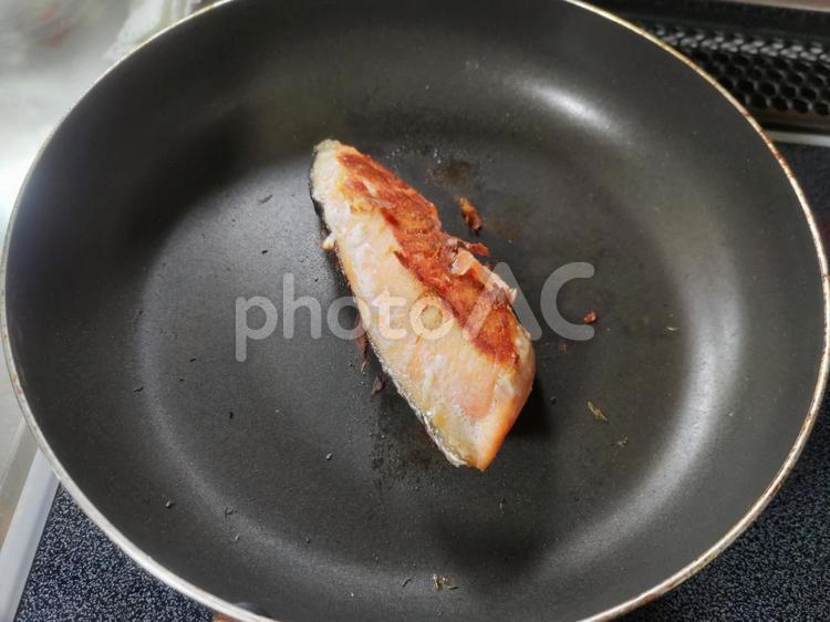 フライパンで鮭の切り身を焼く 焼き鮭,焼き魚,切り身の写真素材