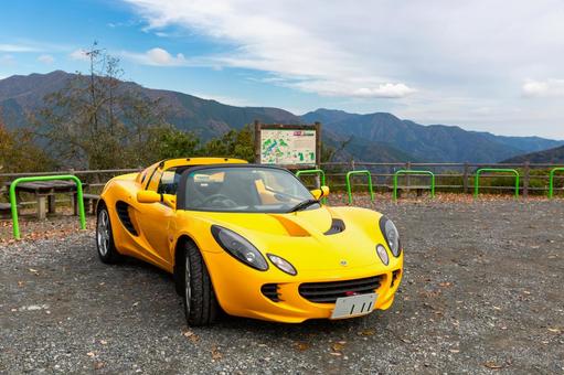 黄色いスポーツカーで秋の奥多摩ドライブ2 スポーツカー,オープンカー,ツーシーターの写真素材