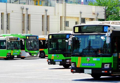 移動手段公共バスの駐車場たくさんいっぱい 移動手段公共バスの駐車場たくさんいっぱい バス,交通手段,公共の写真素材