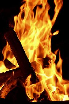 燃えさかる炎　焚火 焚き火,キャンプ,火の写真素材