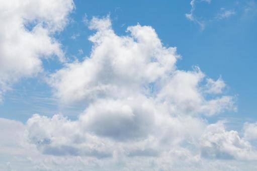 雲が浮かぶ美しい青空 雲が浮かぶ美しい青空 青空,空,雲の写真素材